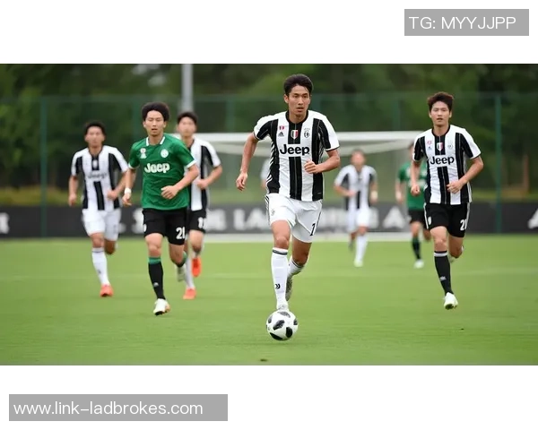 足球踹胸事件引发热议球场安全与运动员保护亟待重视 足球踹胸事件引发热议球场安全与运动员保护亟待重视