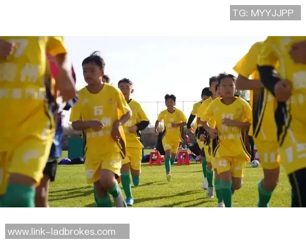 足球帅男孩的梦想之旅从绿茵场到人生舞台的精彩蜕变 足球帅男孩的梦想之旅从绿茵场到人生舞台的精彩蜕变