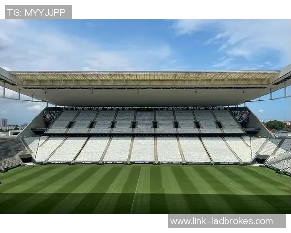 足球红布的魅力与激情探秘:如何在绿茵场上书写传奇与梦想 足球红布的魅力与激情探秘:如何在绿茵场上书写传奇与梦想